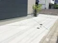 斜めラインが映えるスタイリッシュな駐車スペース