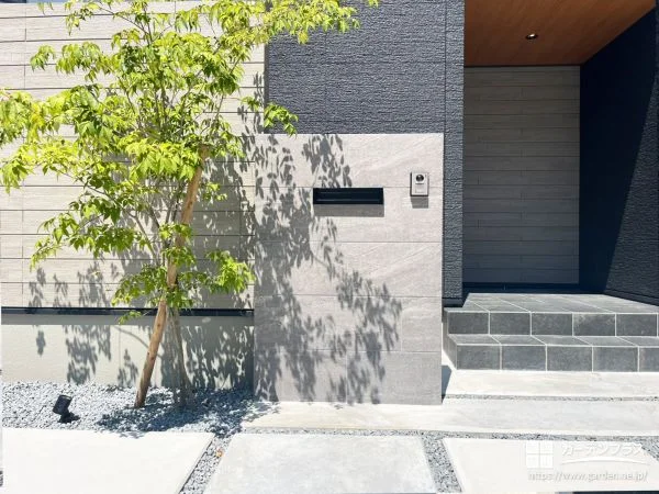 タイルの質感と木陰が映える、上品な門まわり