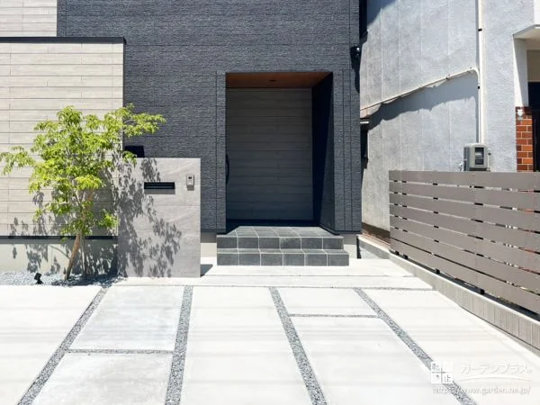 直線が美しい、駐車もできるアプローチデザイン