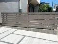グレージュが映える、上品でやわらかな印象の目隠しフェンス