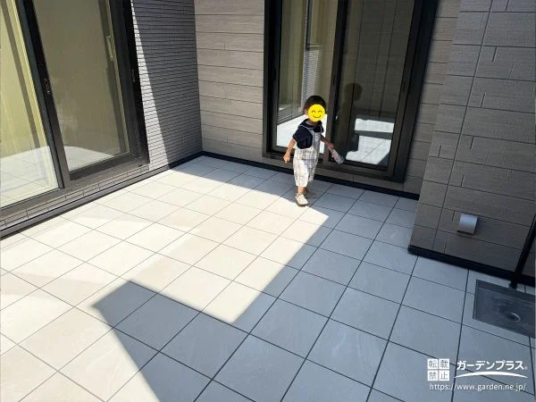 タイルデッキのある心地よい中庭