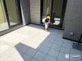 タイルデッキのある心地よい中庭