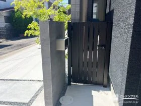 中庭のタイルデッキに続く門扉