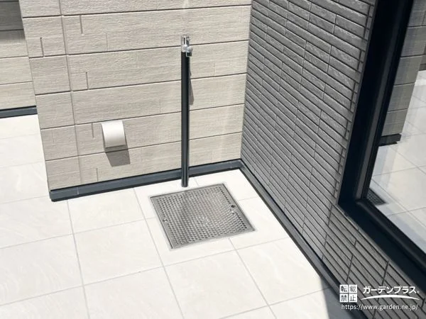 タイルデッキ上に施工した立水栓