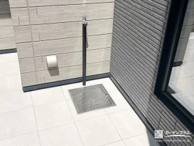 タイルデッキ上に施工した立水栓