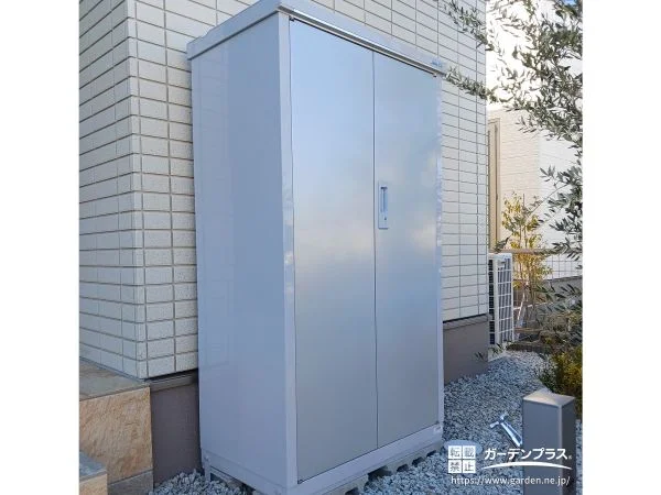 すっきりとした印象のシンプルな物置