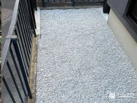 明るい印象を演出する白砂利で雑草対策[施工後]