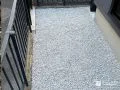 明るい印象を演出する白砂利で雑草対策