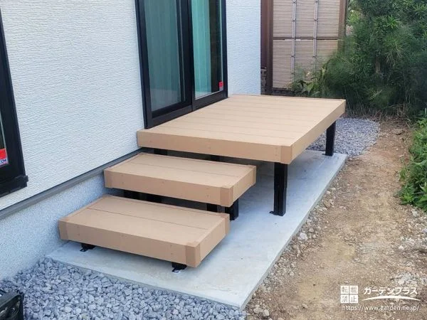 家族の時間が広がる、ナチュラルカラーのウッドデッキ