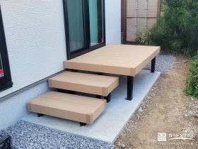 家族の時間が広がる、ナチュラルカラーのウッドデッキ[施工後]