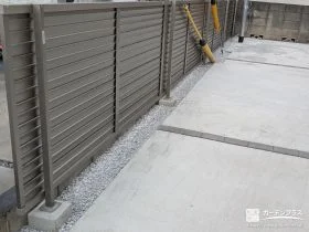 すっきりと統一感のあるシャイングレーの目隠しフェンス工事