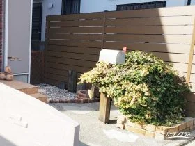 プライベート感を高めるナチュラルな木目調のフェンス設置工事