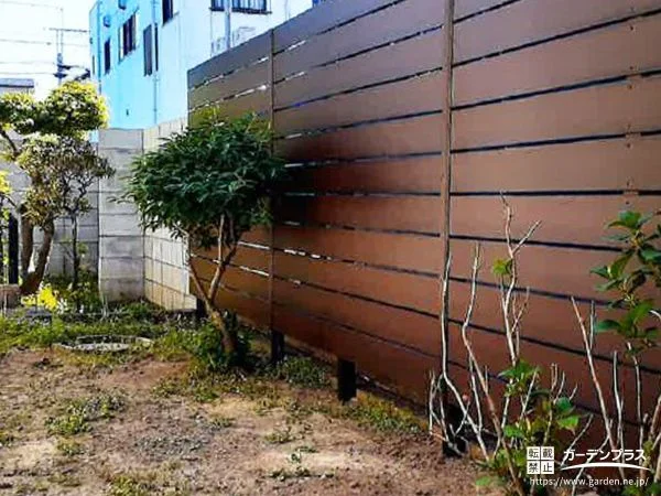 木目調フェンスで優しい印象に仕上げたお庭の目隠し設置工事