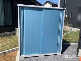 鮮やかなアクアブルーが美しい物置[施工後]