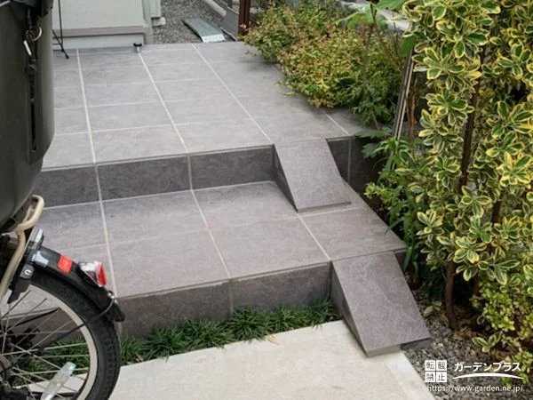 タイル張りのスロープを設け自転車の出入りを可能にした工事