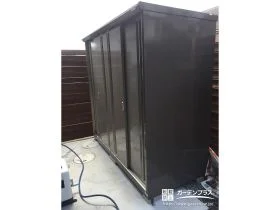 落ち着いたグレージュカラーの物置で統一感を持たせた外構工事