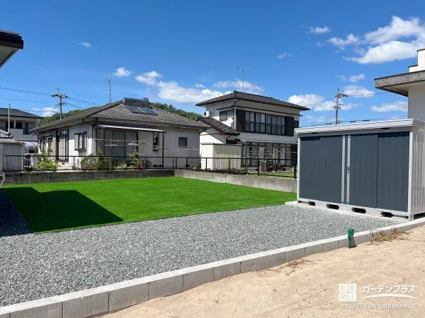 見た目にも清潔感のある人工芝の庭