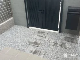 砂利×平板で心地よく。コストを抑えたスタイリッシュアプローチ[施工後]