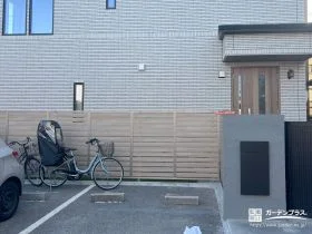 木目×シャイングレーで上品に。お庭を包む目隠しフェンス[施工後]