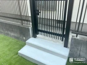 出入りしやすく、動線も美しく。通用門扉とステップの設計[施工後]