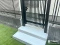 出入りしやすく、動線も美しく。通用門扉とステップの設計