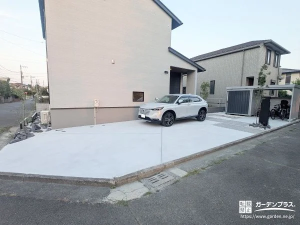 すっきりと暮らしやすく。広々駐車スペースのある外構