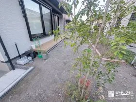暮らしに寄り添うウッドデッキのある庭[施工後]
