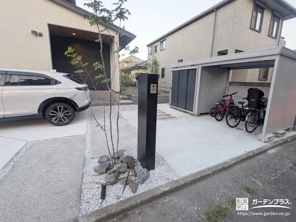 ロックガーデンが彩る、シンプルで上質な新築外構