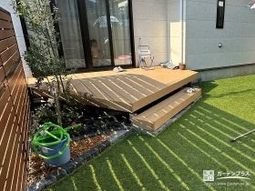 庭の開放感を引き立てる。斜めラインのウッドデッキ[施工後]