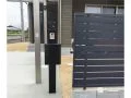 駐車スペース横にすっきり収まるスリムな機能門柱