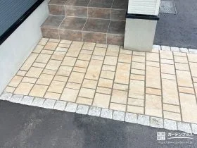 石畳のような温もりを感じる玄関アプローチ[施工後]