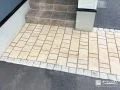 石畳のような温もりを感じる玄関アプローチ