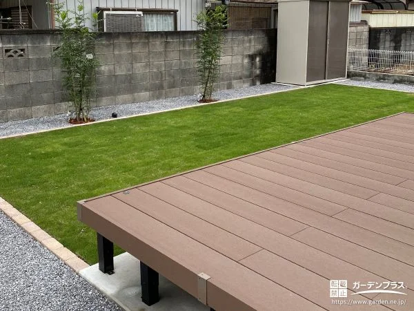 ウッドデッキのあるお庭に緑鮮やかな景観を演出する天然芝工事