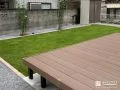 ウッドデッキのあるお庭に緑鮮やかな景観を演出する天然芝工事