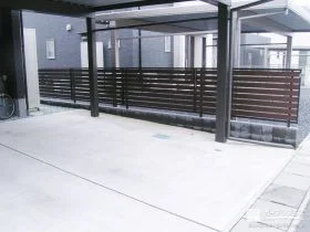 外観に調和するブラウンカラーの目隠しフェンスを設置した工事