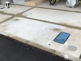 駐車スペースのスリットを埋めて安全な歩行を可能にした工事