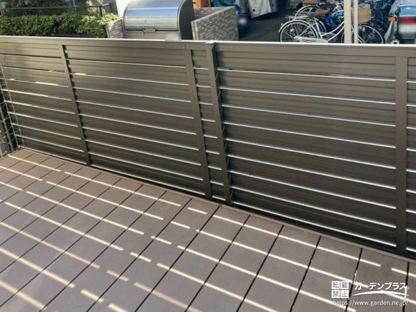 落ち着いたカラーで統一したウッドデッキと目隠しフェンス工事