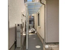 犬走りに明るく爽やかなホワイトの屋根を設けたテラス屋根工事