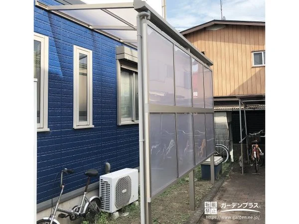 前面パネル付きで快適にご使用いただけるテラ屋根の設置工事