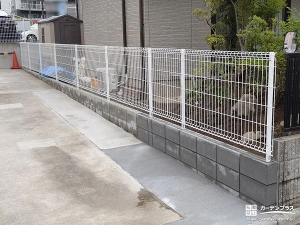 ホワイトのメッシュフェンスですっきりと敷地を区切った工事