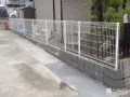 ホワイトのメッシュフェンスですっきりと敷地を区切った工事