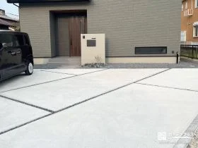 手入れの手間を抑えつつ、ナチュラルな温かみを感じられる新築外構