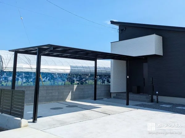 光を抑えて、車を守る駐車スペース