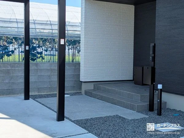 シンプルの中に上質感を添えたアプローチデザイン