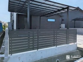 カーポートや外壁とトーンを合わせたおしゃれな目隠しフェンス[施工後]