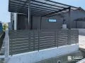 カーポートや外壁とトーンを合わせたおしゃれな目隠しフェンス