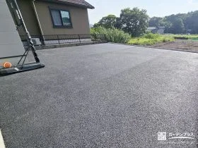 気軽に体を動かせるアスファルト舗装の庭[施工後]