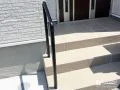 玄関の上り下りをしっかりサポートする手すり