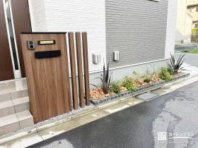 限られた敷地を門柱や花壇が華やかに彩る新築外構