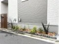 下草類を植えた戸建てのおしゃれな花壇